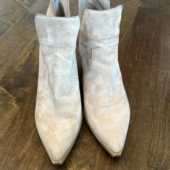 Pointed toe Steve Madden cream suede ankle boots - Picture 2 of 3
